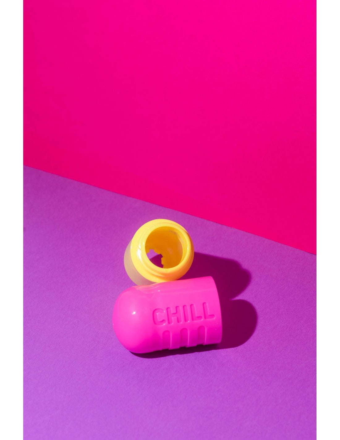 FuzzYard Brinquedo Interativo para Roer com Dispensador de Snacks – Chill Pill