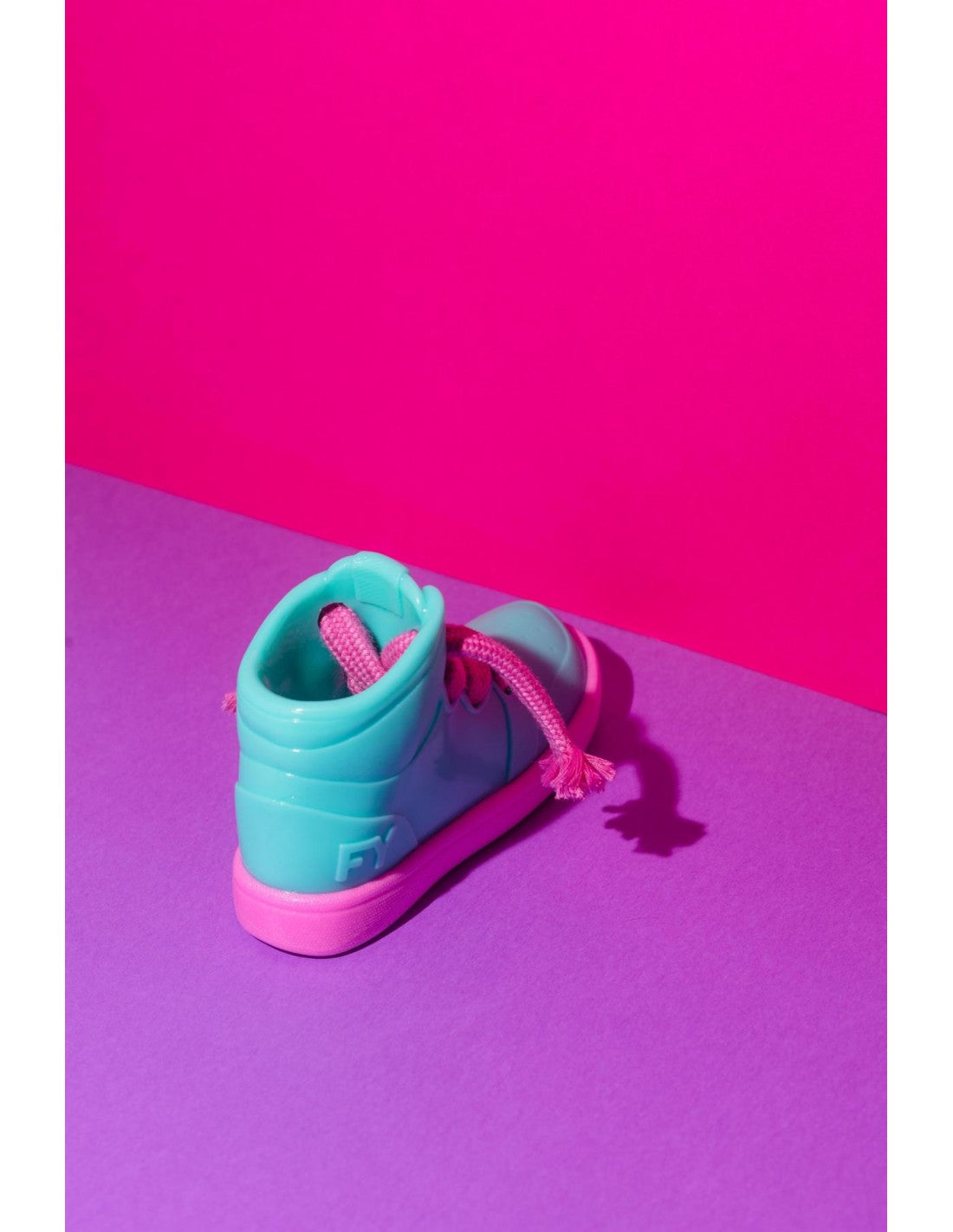 FuzzYard Brinquedo Interativo para Roer com Dispensador de Snacks – Fresh Kicks n' Licks